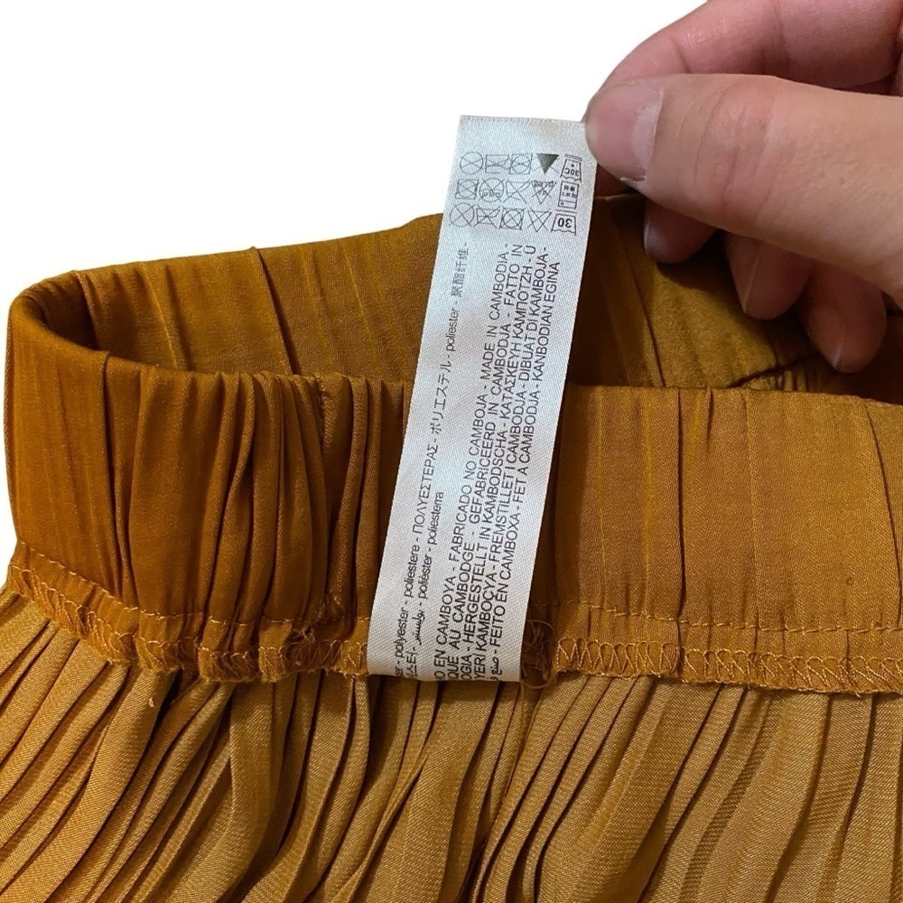 Zara Women's Pleat Short Stain Gold Color (see measurements for size) - Picture 10 of 12
